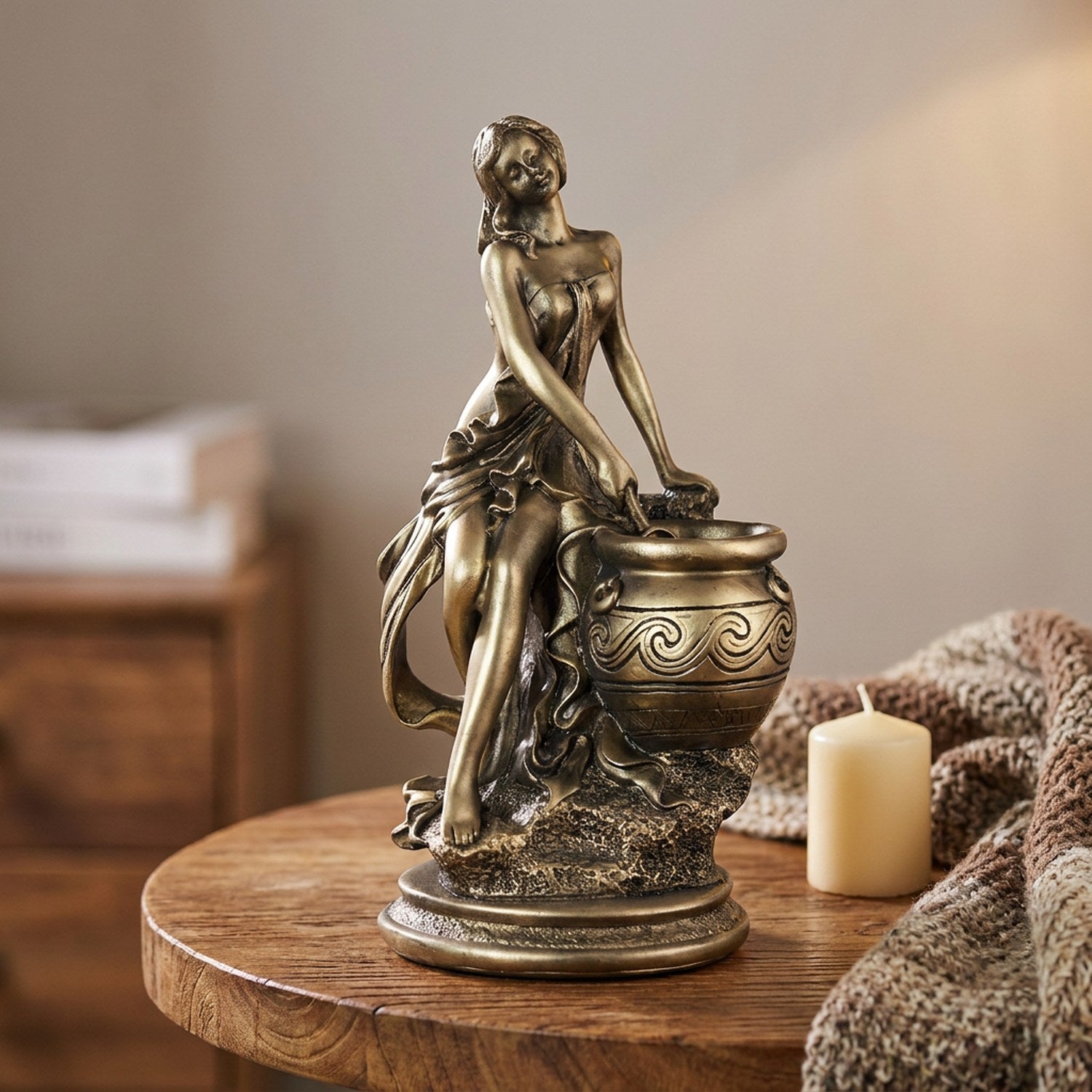 Statue de déesse grecque effet bronze sur une table en bois dans une ambiance chaleureuse