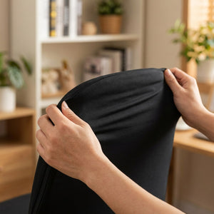 Gros plan sur le tissu extensible noir tendu sur le dossier d'une chaise de bureau