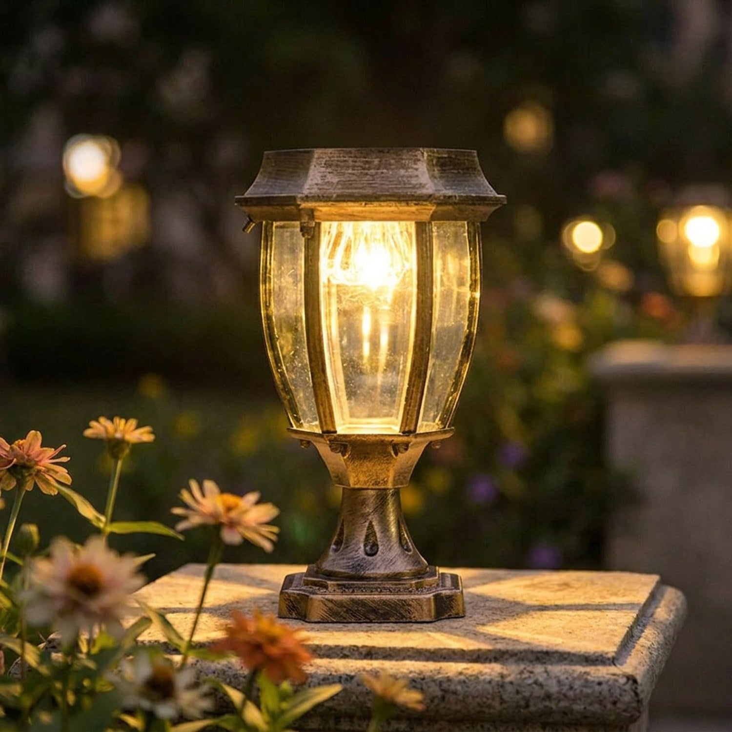 Gros plan de la lanterne solaire bronze diffusant une lumière chaude près de fleurs de jardin