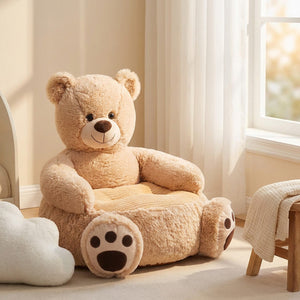 Fauteuil enfant ours en peluche près d'une fenêtre dans une chambre douce