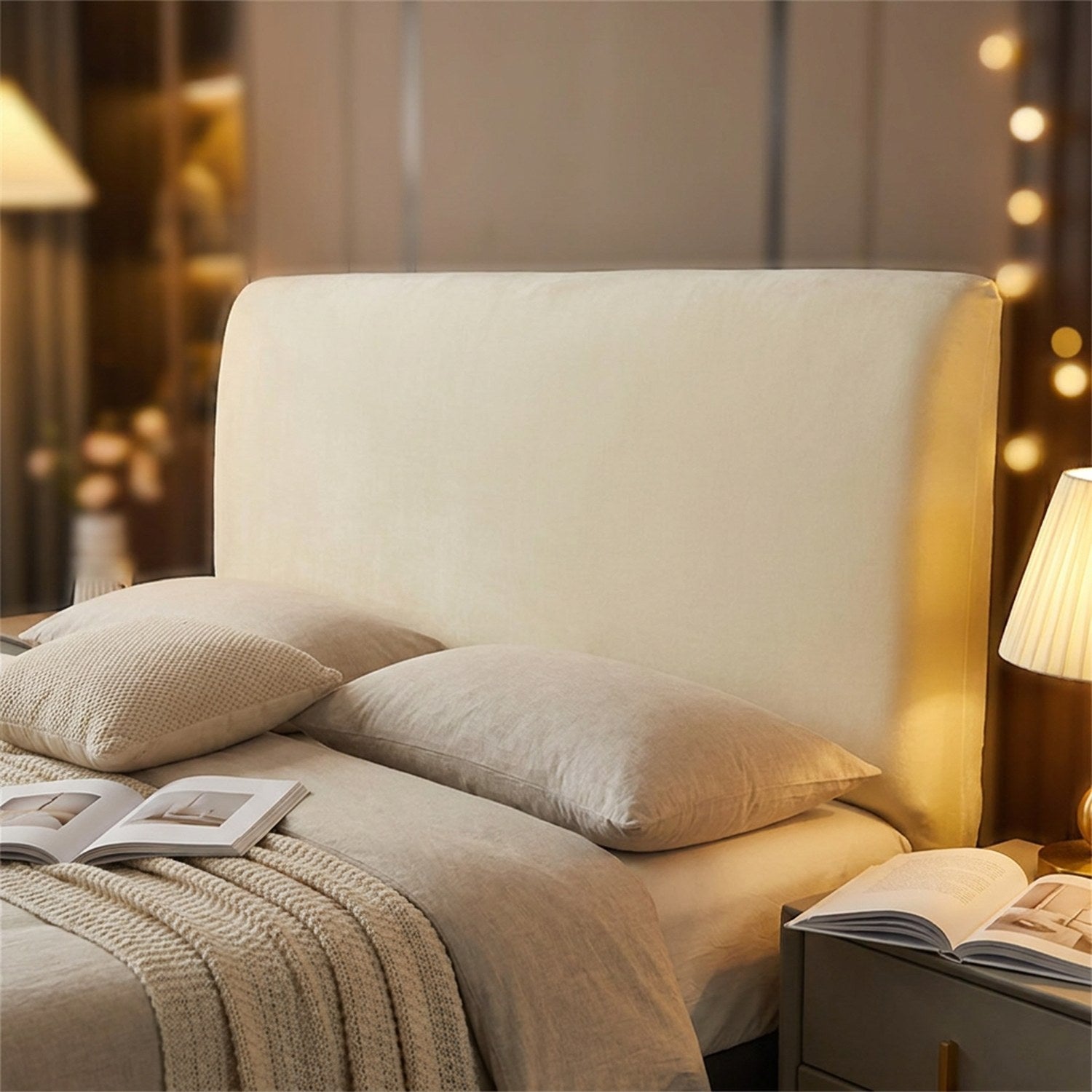 Ambiance de chambre le soir avec une housse de tête de lit en velours beige