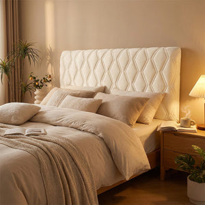 Housse de protection tête de lit en velours dans une chambre cosy en fin de journée