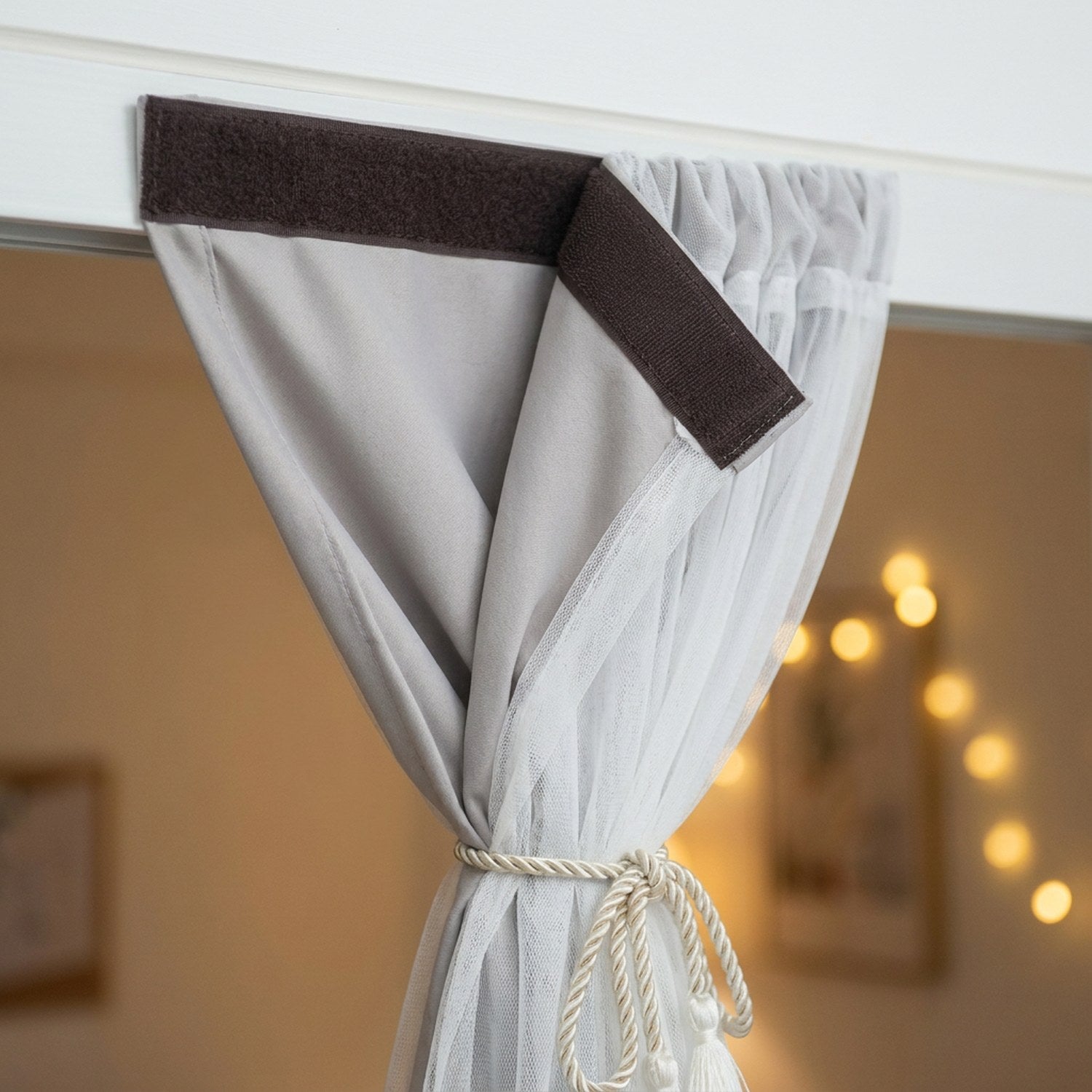 Gros plan sur la fixation adhésive sans perçage et les deux couches du rideau