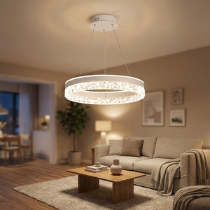 Suspension anneau LED allumee dans un salon cosy avec canape