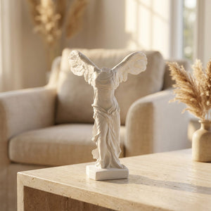 Statue de la victoire ailée posée sur un meuble en travertin dans un salon ensoleillé