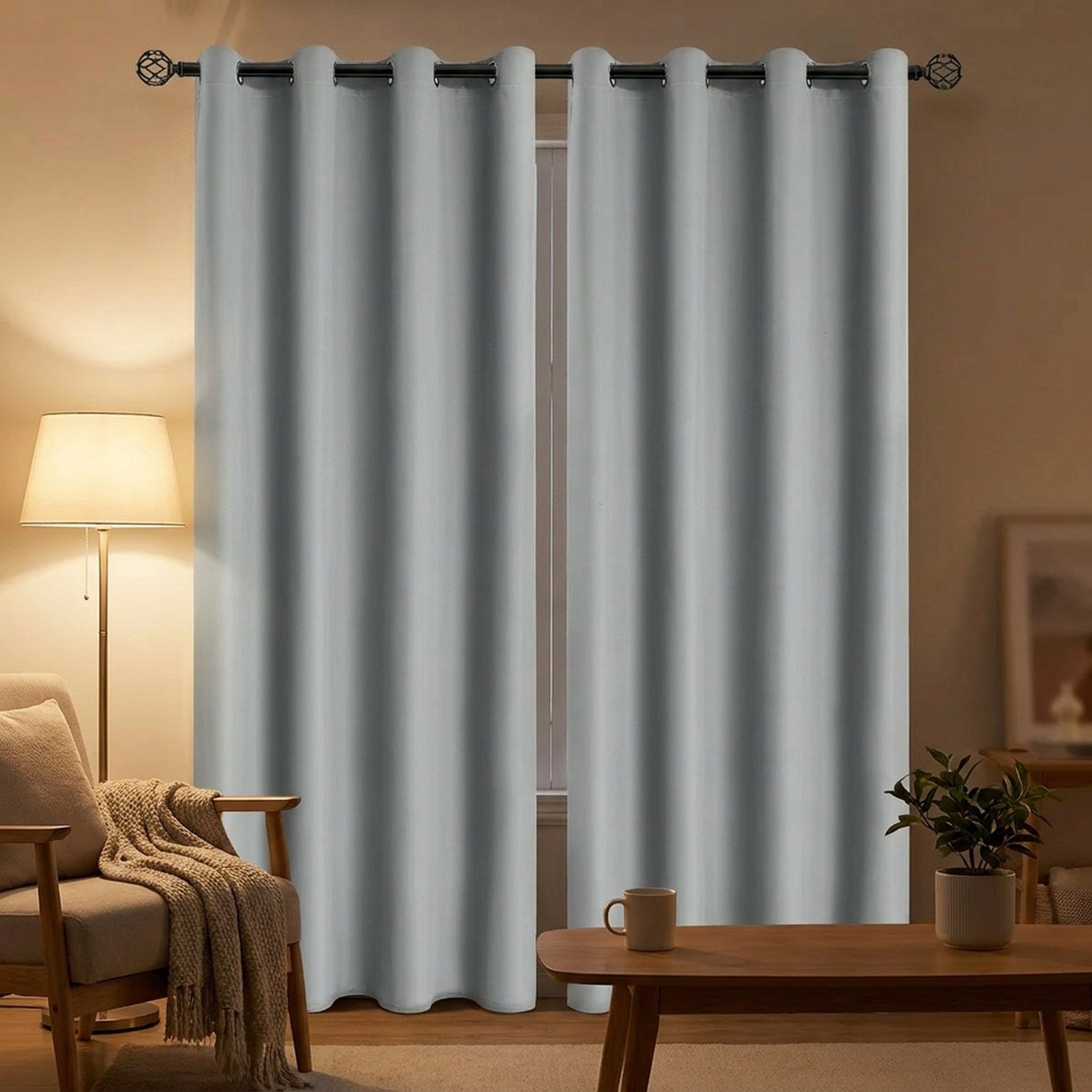 Rideaux occultants gris clair tirés dans un salon cosy éclairé par un lampadaire