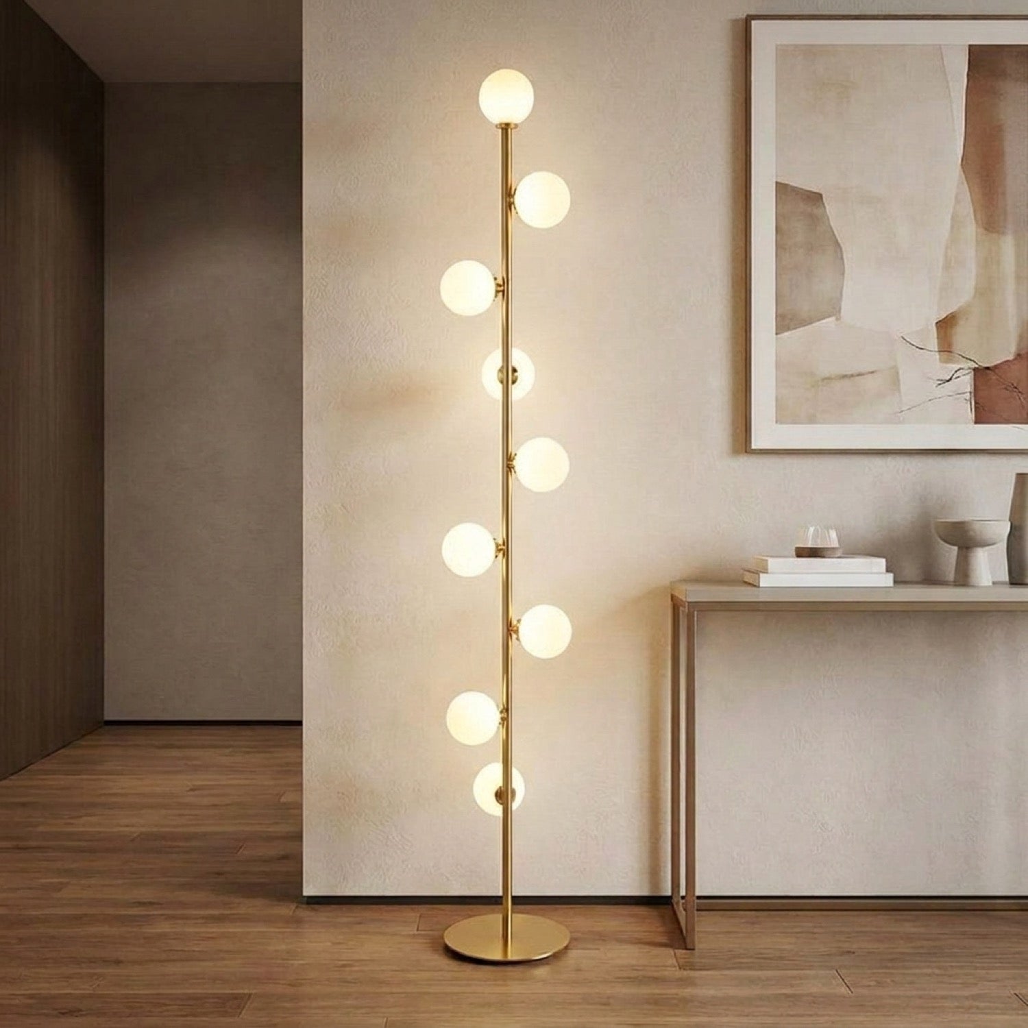 Lampadaire nordique doré près d'\''une console dans une entrée moderne