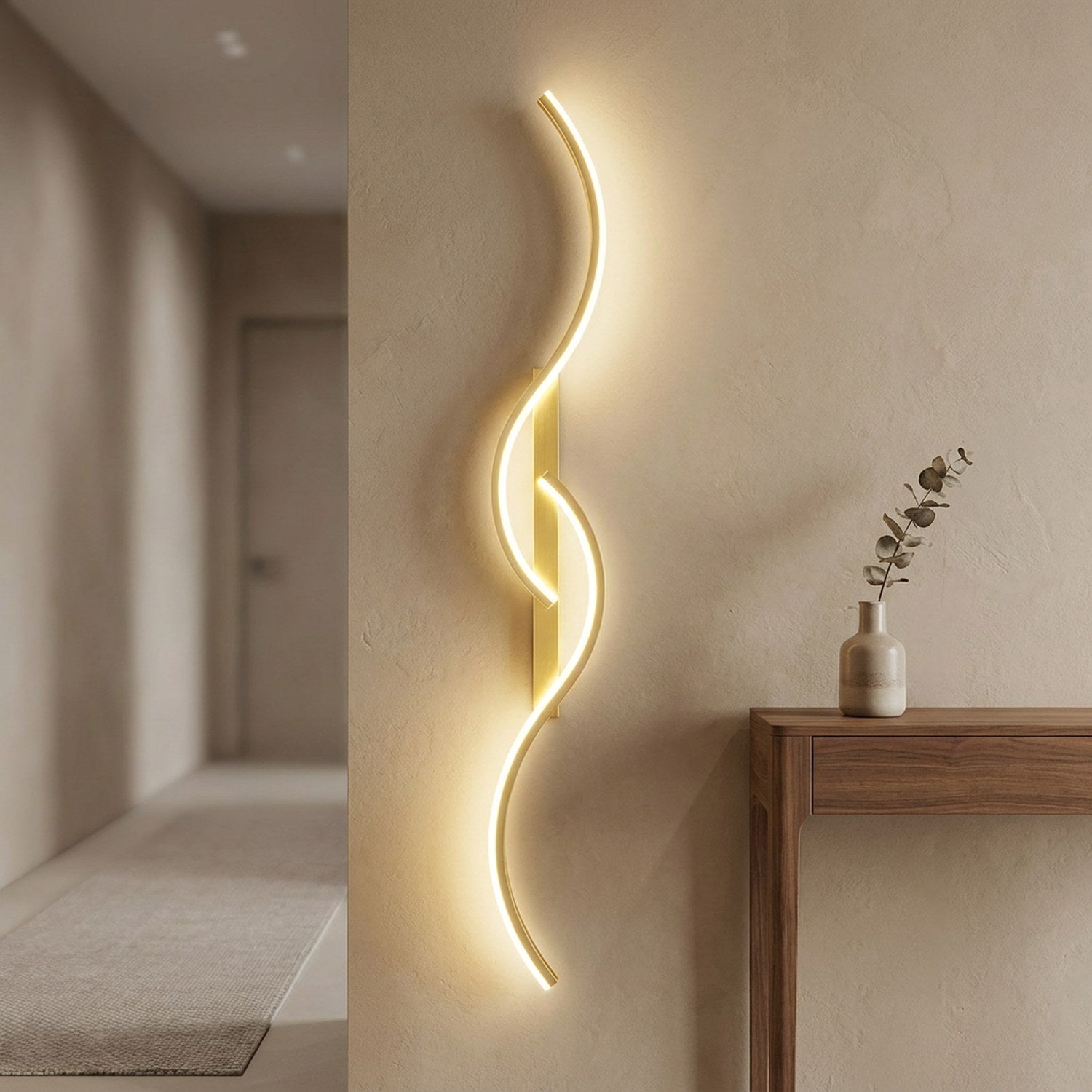 Applique murale LED dorée dans une entrée moderne près d'une console en bois