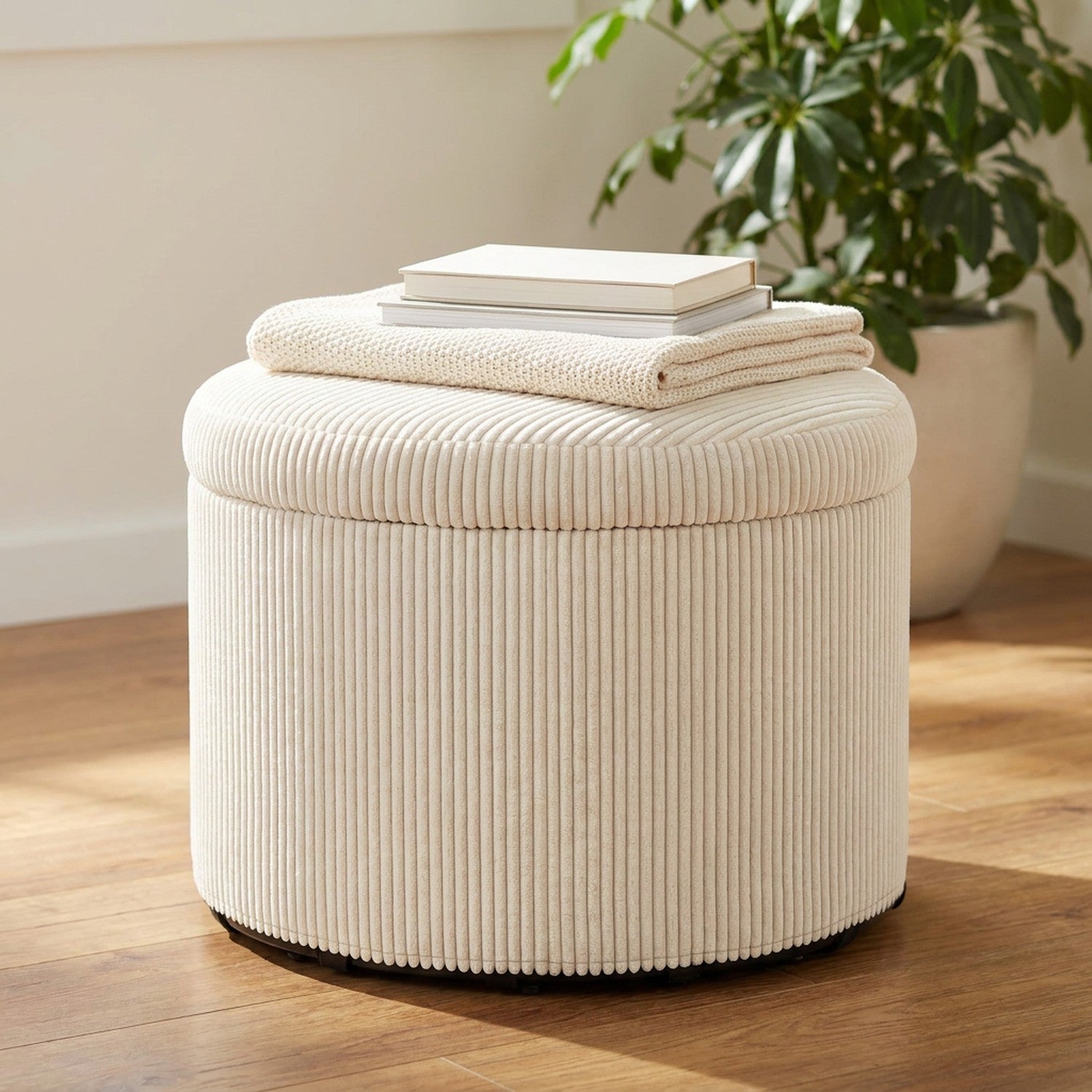 Pouf rond en velours côtelé servant de siège d'appoint avec des livres