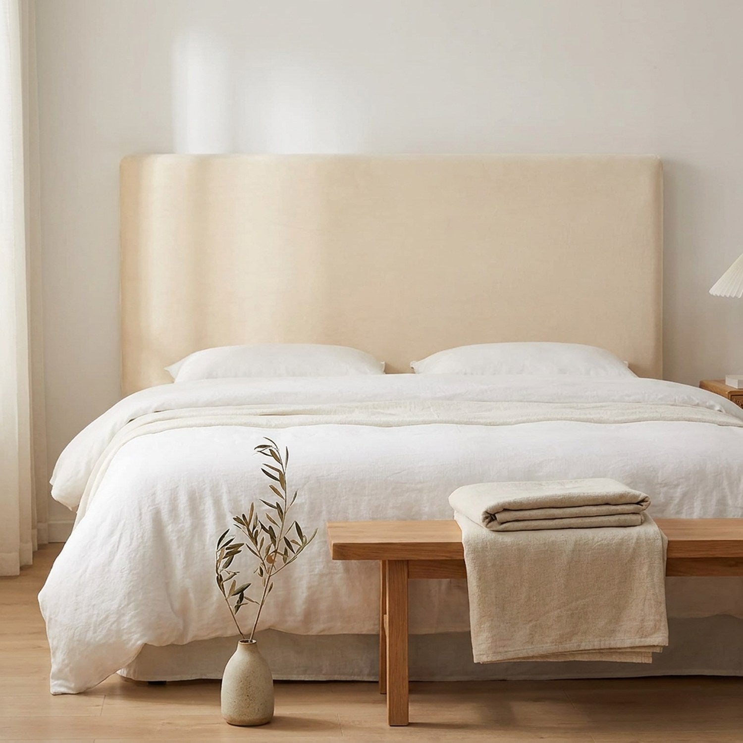 Housse de tête de lit en velours beige dans une chambre minimaliste épurée