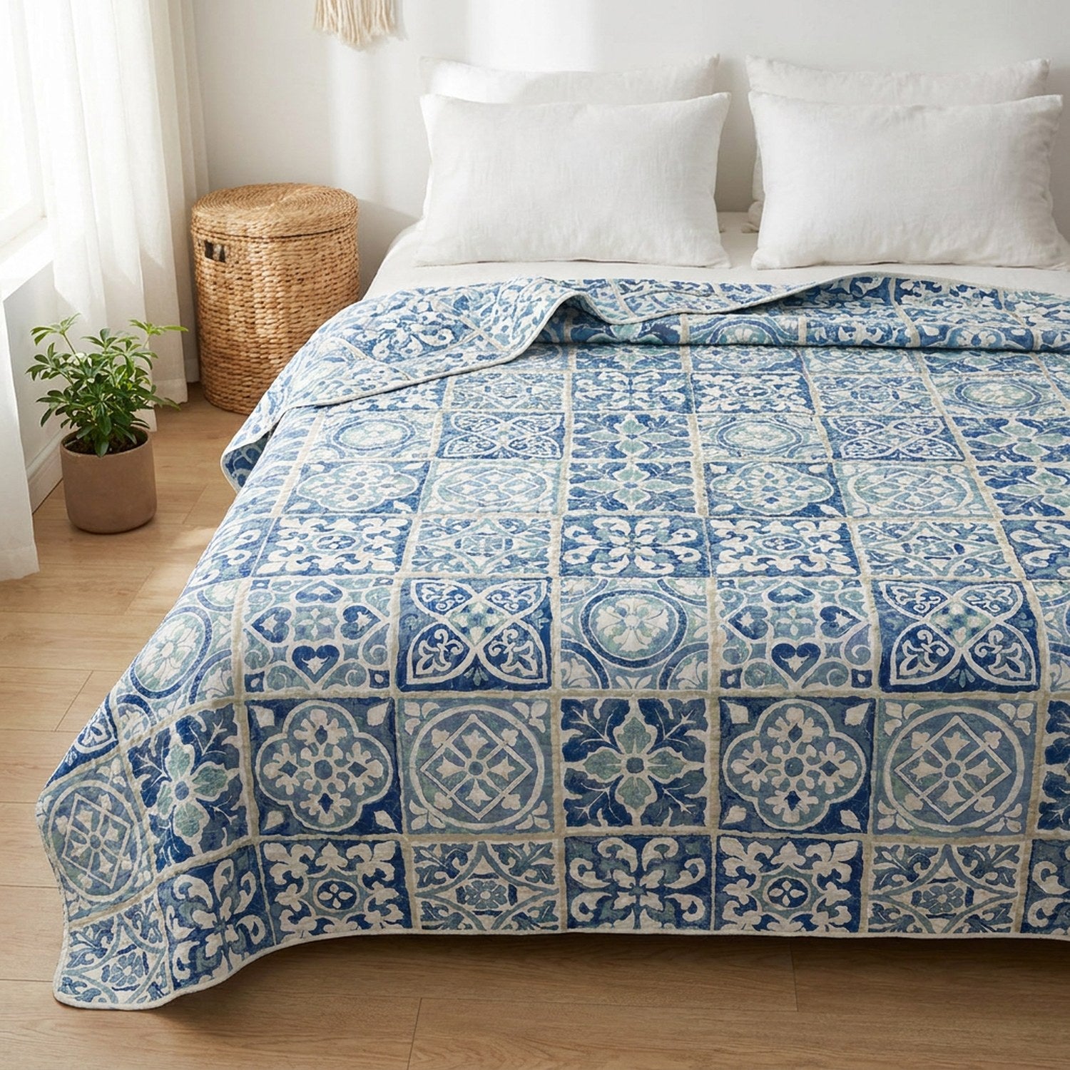 Couvre-lit matelassé bleu posé à plat sur un lit dans une chambre scandinave épurée