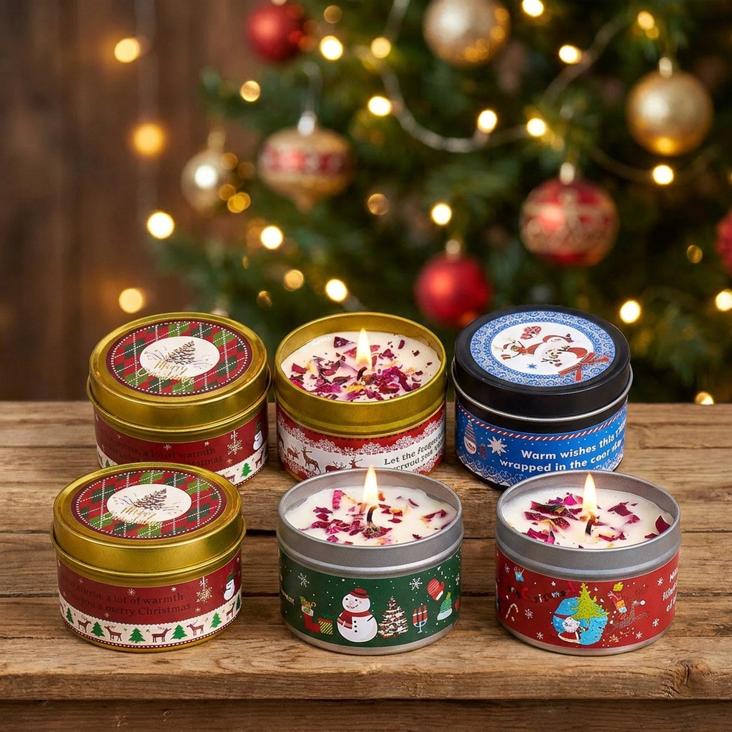 Coffret de bougies de Noël devant un sapin illuminé en cadeau festif