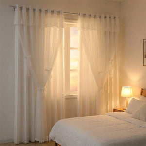 Rideau voilage blanc dans une chambre cosy à la lumière chaude du soir