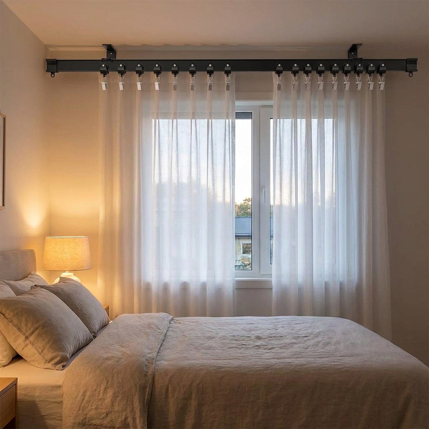 Rail de rideau fixé au mur au-dessus d'une fenêtre de chambre avec voilage blanc