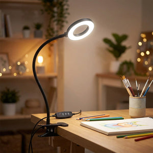 Lampe à pince éclairant un plan de travail créatif avec crayons de couleur