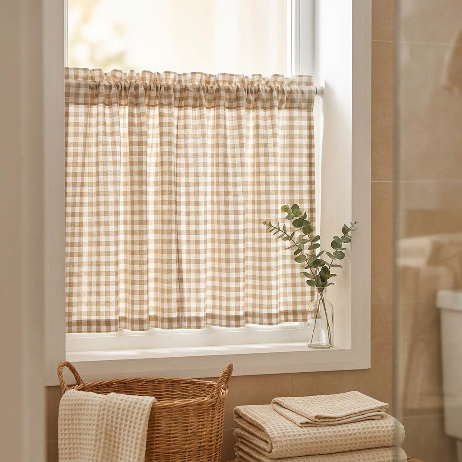 Rideau vichy beige et blanc à une fenêtre de salle de bain avec linge éponge