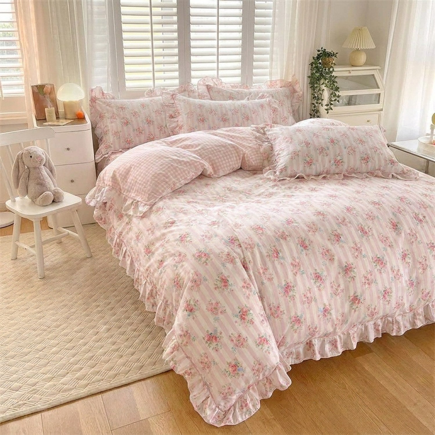Parure de lit fleurie dans une chambre enfant lumineuse avec petite chaise