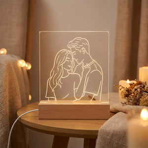 Lampe personnalisée diffusant une lueur chaude sur une table ronde avec bougies et fleurs séchées