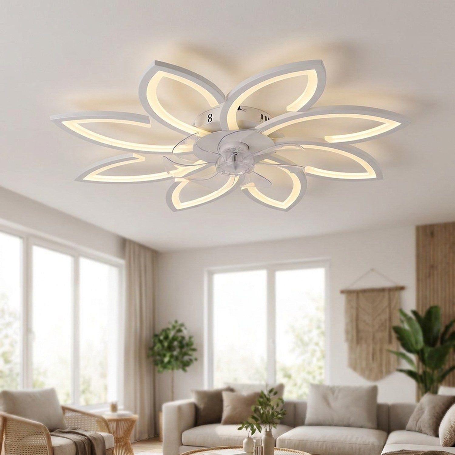 Plafonnier ventilateur fleur lumineux dans un salon lumineux et aéré