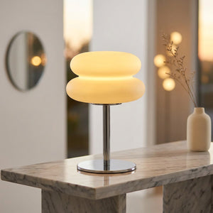 Lampe de chevet champignon allumée sur une console en marbre dans une entrée moderne