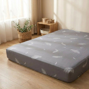 Housse de matelas à plumes grise sur un couchage bas près d une fenêtre lumineuse