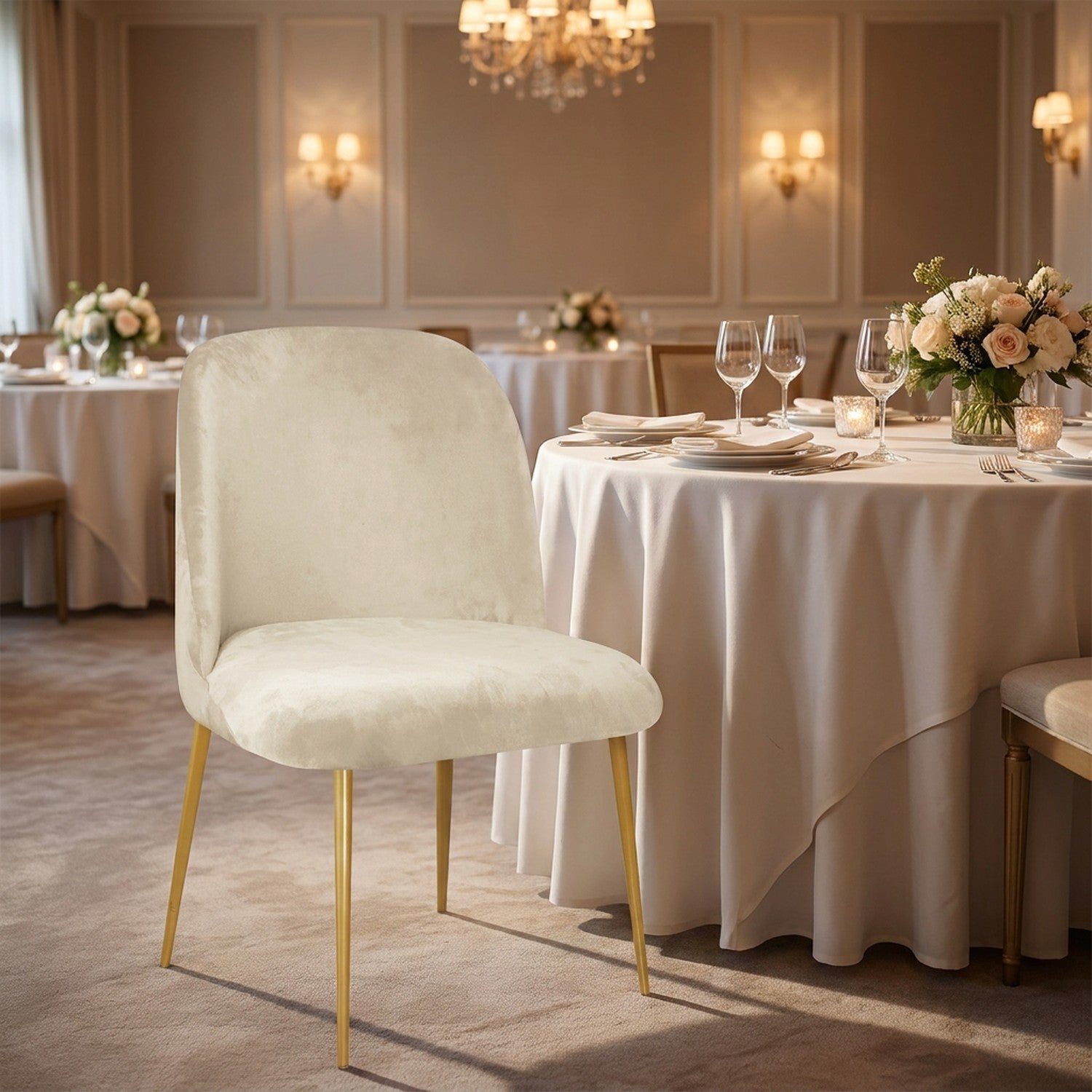 Housse de chaise en velours beige dans une salle de réception élégante