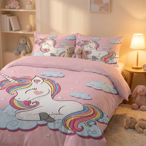Parure licorne sur un lit dans une chambre pastel le soir avec veilleuse et peluches