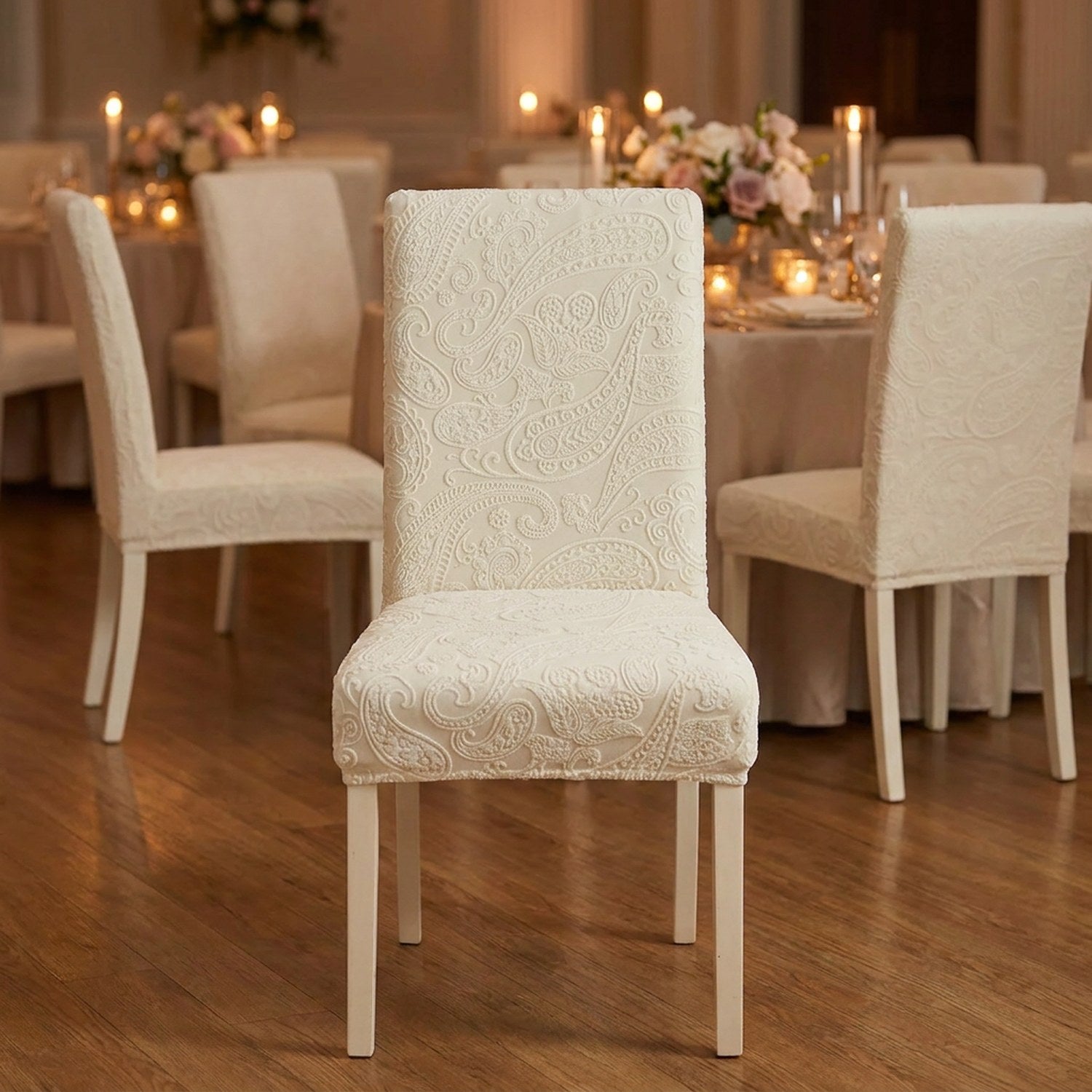 Chaises habillées de housses jacquard beige lors d'une réception élégante
