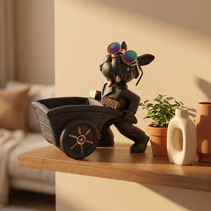 Figurine bouledogue noir à lunettes sur une étagère murale près d'une plante