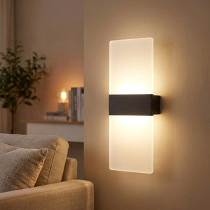 Applique murale LED noire au-dessus d'un canapé dans un salon chaleureux