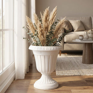 Vasque romaine blanche garnie de pampa et d'eucalyptus dans un salon lumineux