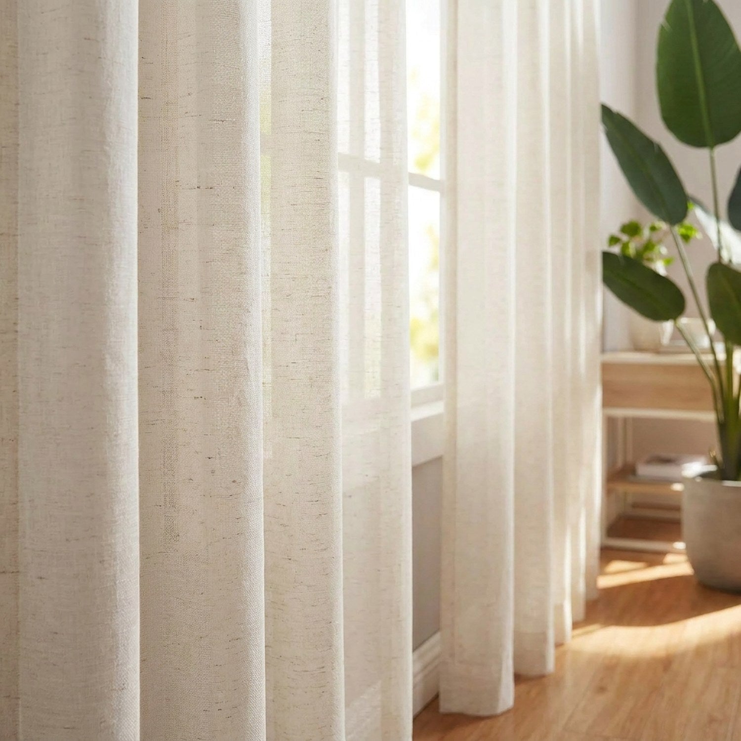 Détail du voilage lin beige à la texture naturelle et à la lumière tamisée