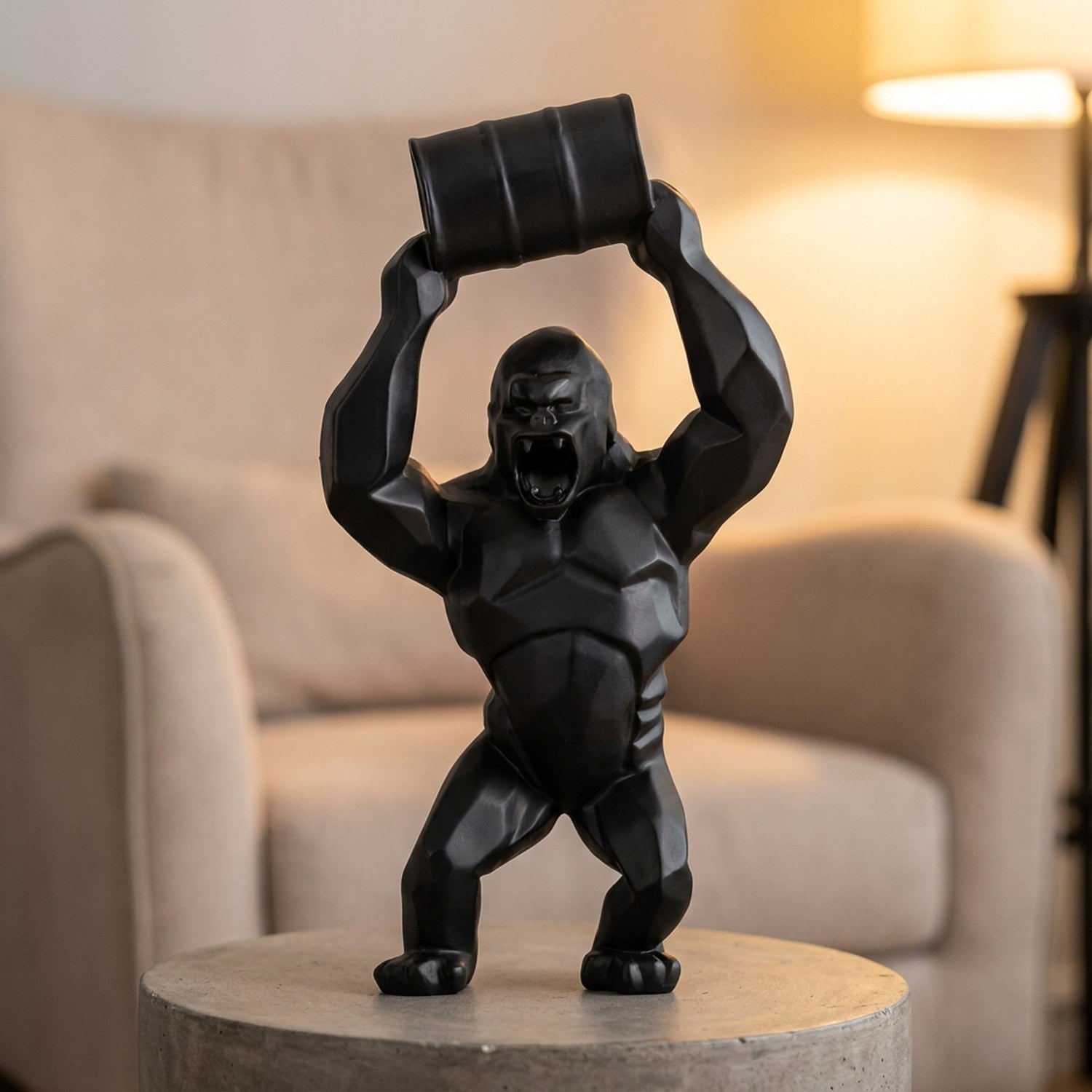 Statue gorille noire sur une table basse près d'un fauteuil