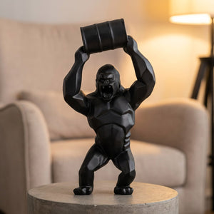 Statue gorille noire sur une table basse près d'un fauteuil