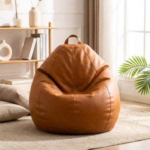 Pouf poire en simili cuir dans un coin détente lumineux avec coussins et plante
