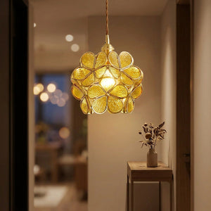Suspension fleur en verre ambré allumée au-dessus d'une console d'entrée