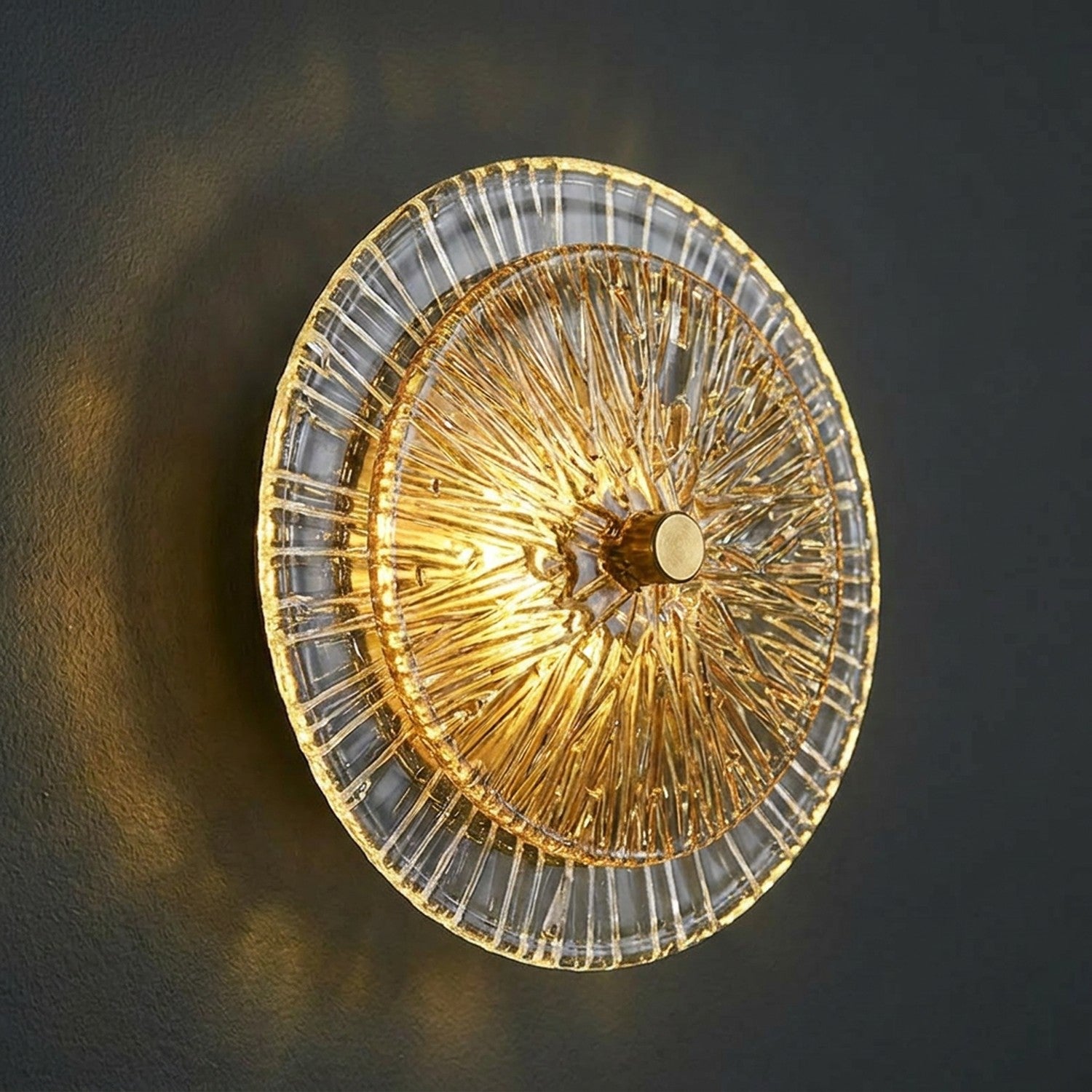 Gros plan sur le verre ambré texturé à l'effet lotus d'une applique murale