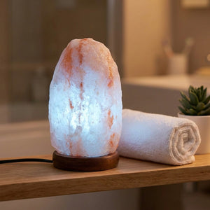 Lampe de sel de l'Himalaya allumée en bleu dans une salle de bain