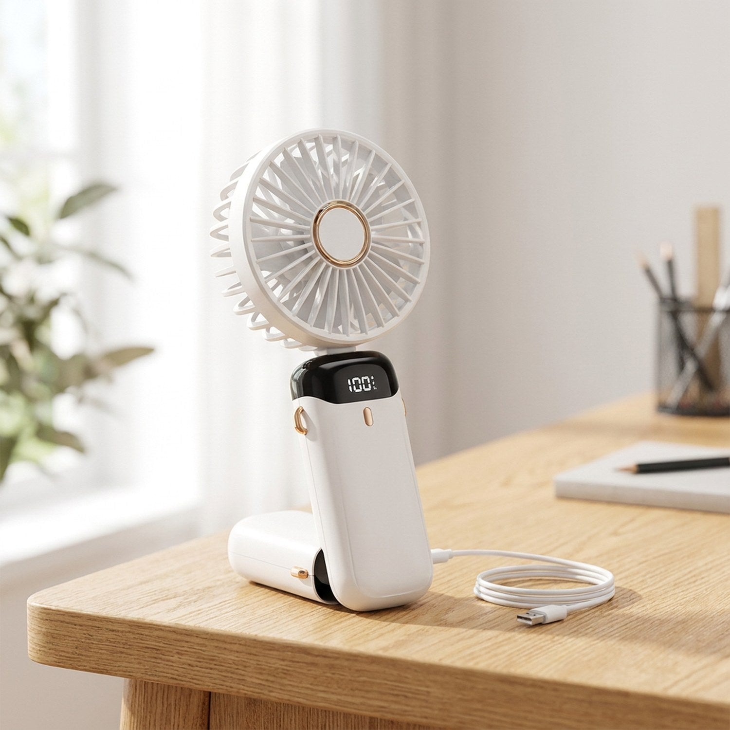 Mini ventilateur portable blanc sur un bureau avec câble USB de recharge