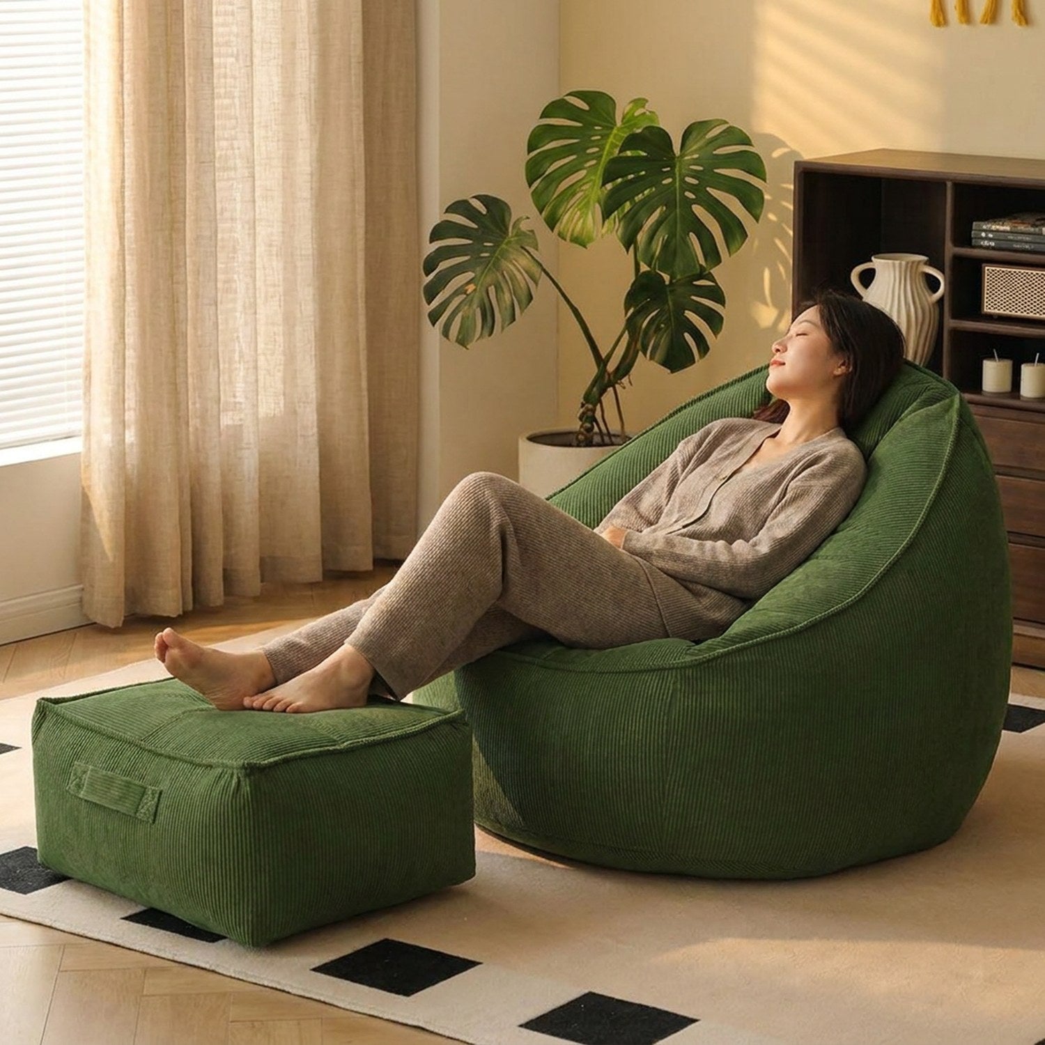 Personne allongée dans le fauteuil pouf vert les pieds sur le repose-pieds
