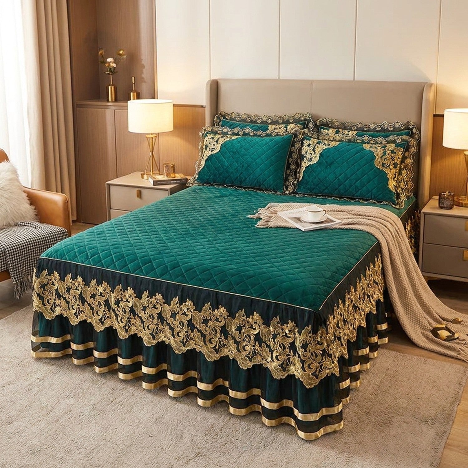 Couvre-lit en velours vert foncé à broderie dorée dans une chambre raffinée avec tapis doux