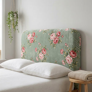 Housse de tête de lit velours à roses dans une chambre scandinave avec oreillers blancs et plante suspendue