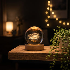 Lampe boule de cristal galaxie sur une étagère cosy