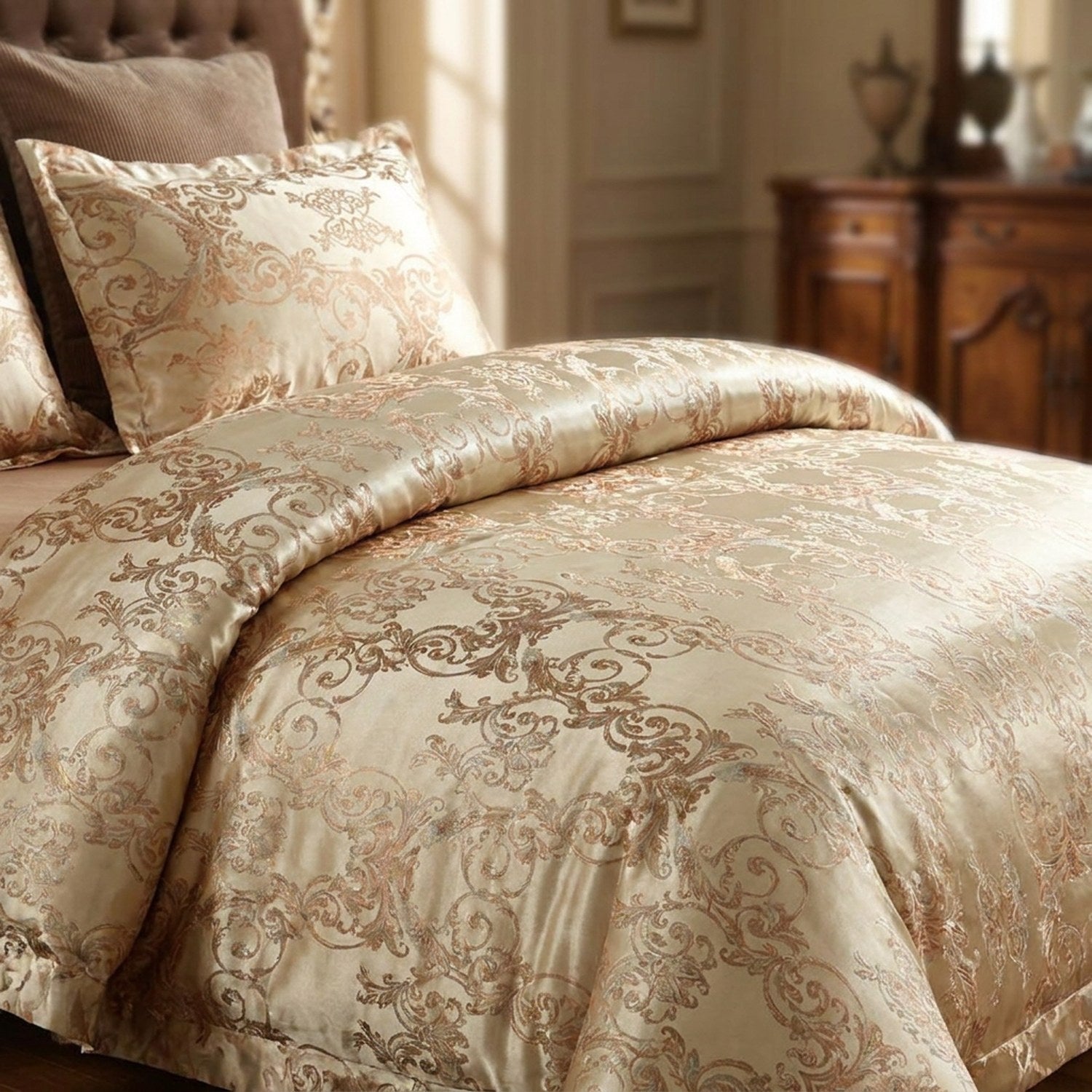 Détail du satin jacquard doré au motif baroque sur un lit