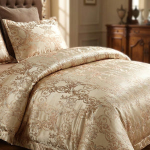 Détail du satin jacquard doré au motif baroque sur un lit