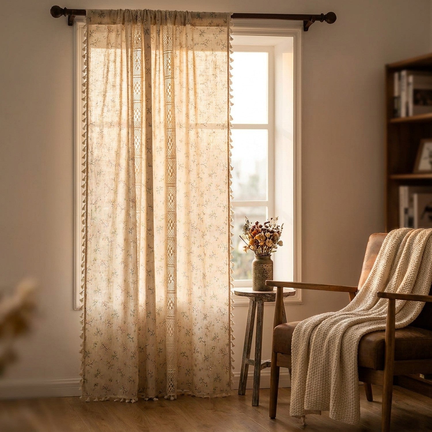 Rideau boho floral en lin et coton dans un coin lecture près d une fenêtre