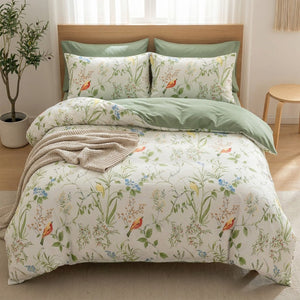 Parure de lit fleurie sur un lit avec tête de lit en bois dans une chambre naturelle