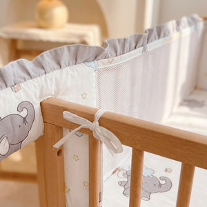 Détail du tour de lit éléphant volant gris nouage en tissu et dos en maille aérée