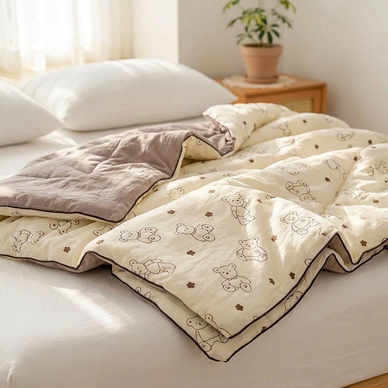 Gros plan sur le tissu gaze lavée et le motif petits ours de la couette légère