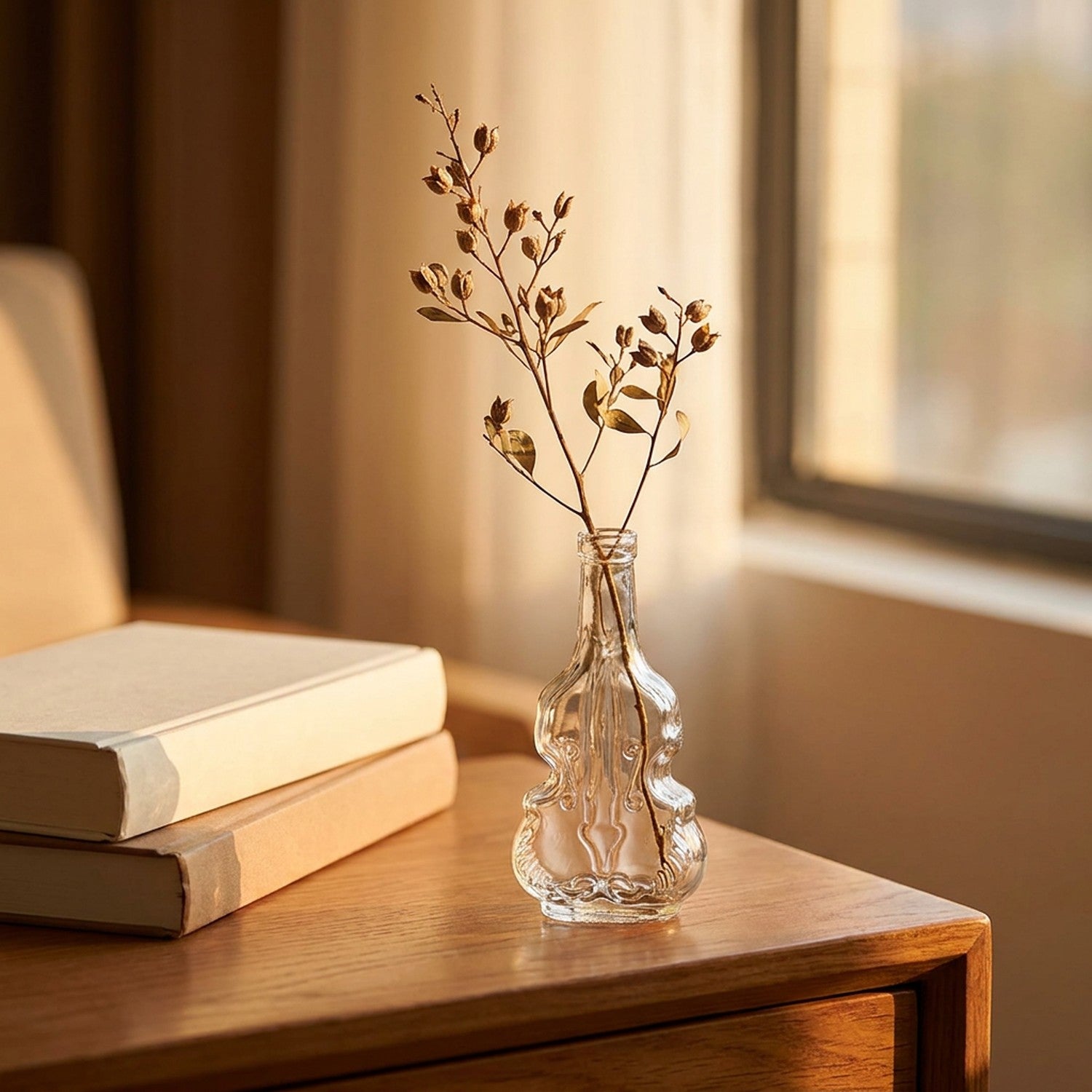 Vase en verre vintage texturé avec une branche séchée sur une table d appoint en bois à la lumière dorée